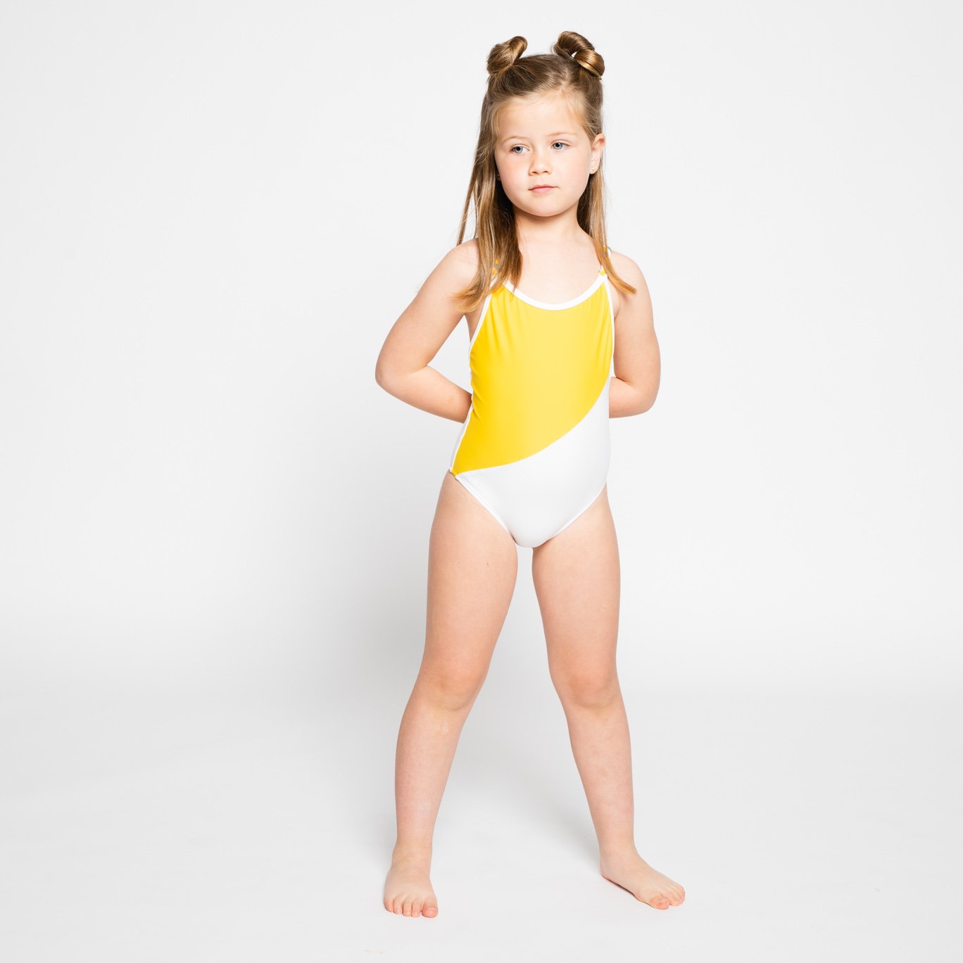 bañador niña amarillo y blanco sostenible