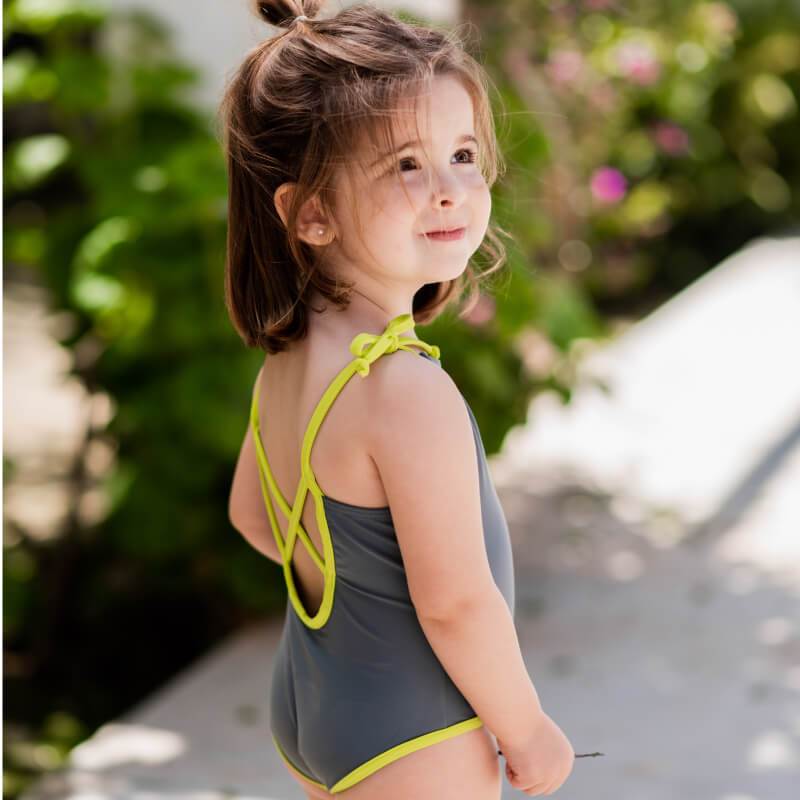 bañador niña gris sostenible